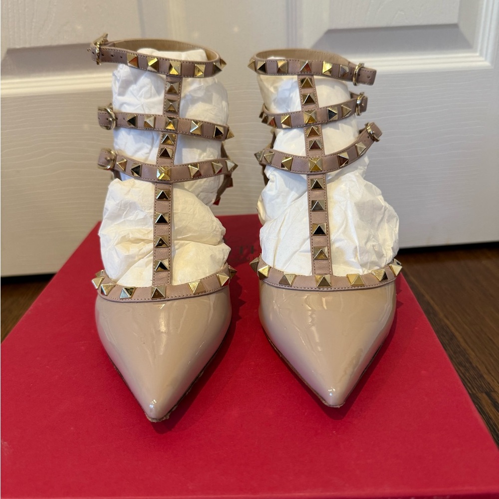 VALENTINO GARAVANI
Rockstud metallic leather slingback pumps nude